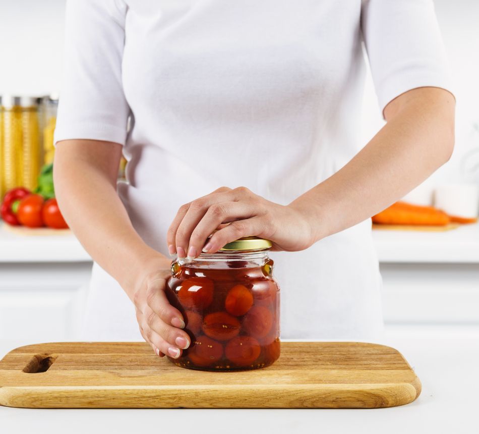 Apparition Femme ouvrant un pot de tomates préparées