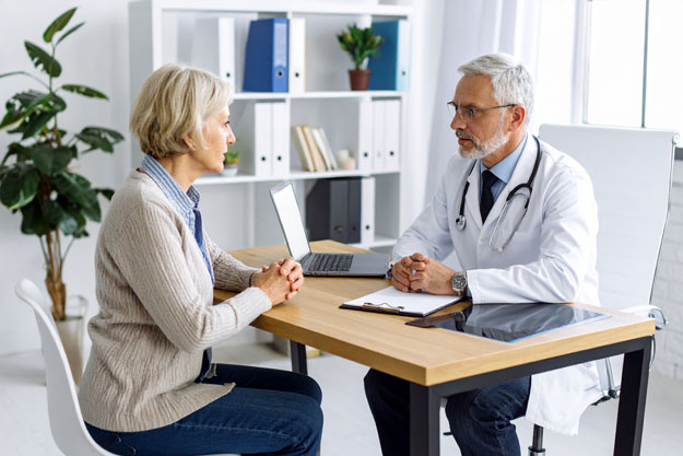 examen Consultation médicale entre un médecin et une patiente.