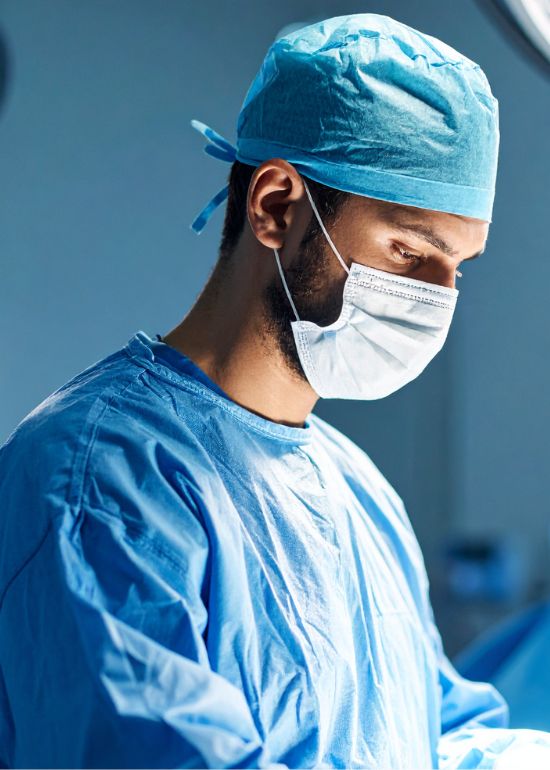 Chirurgie Chirurgien en blouse bleue concentré sur l'opération.