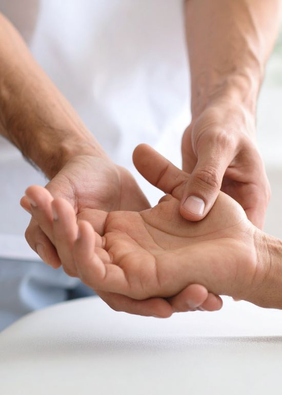 Soulager-la-douleur Deux mains en contact lors d'une consultation.