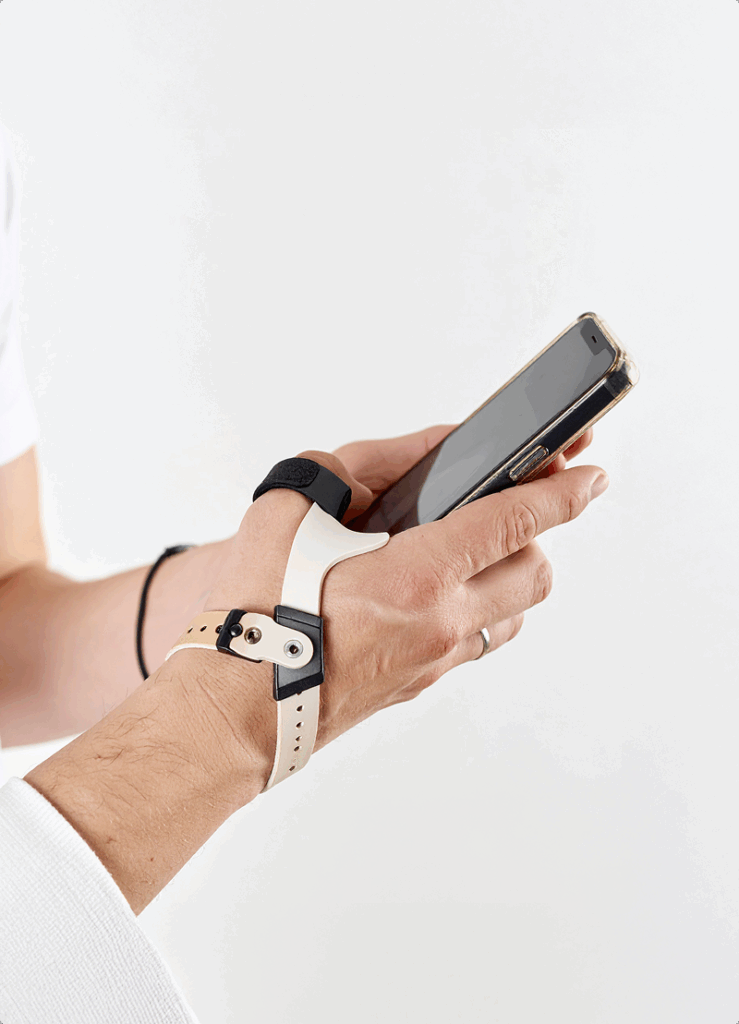Frame 2147238718 Main tenant un smartphone avec une attelle.