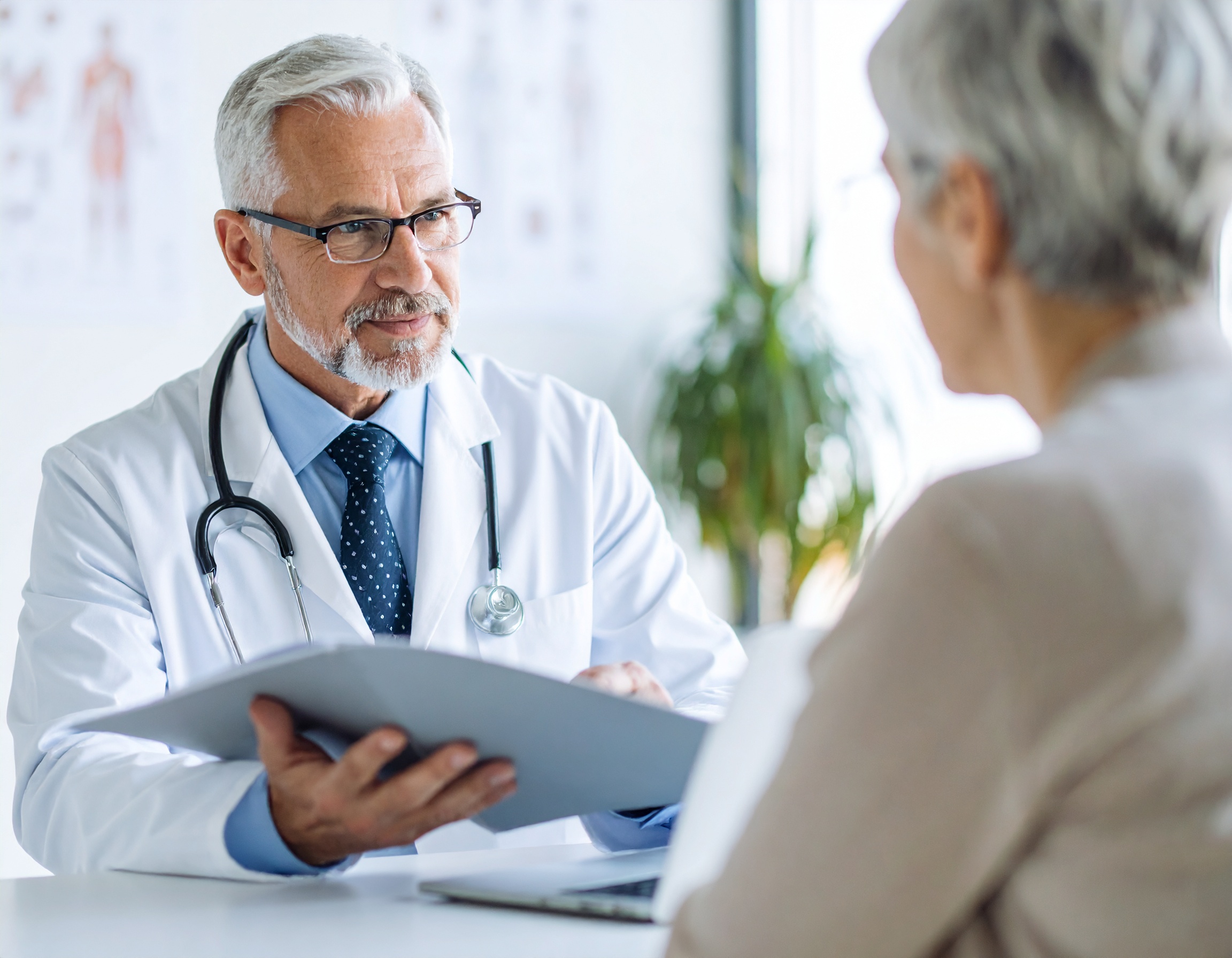 Médecin Médecin consultant avec un patient au bureau.