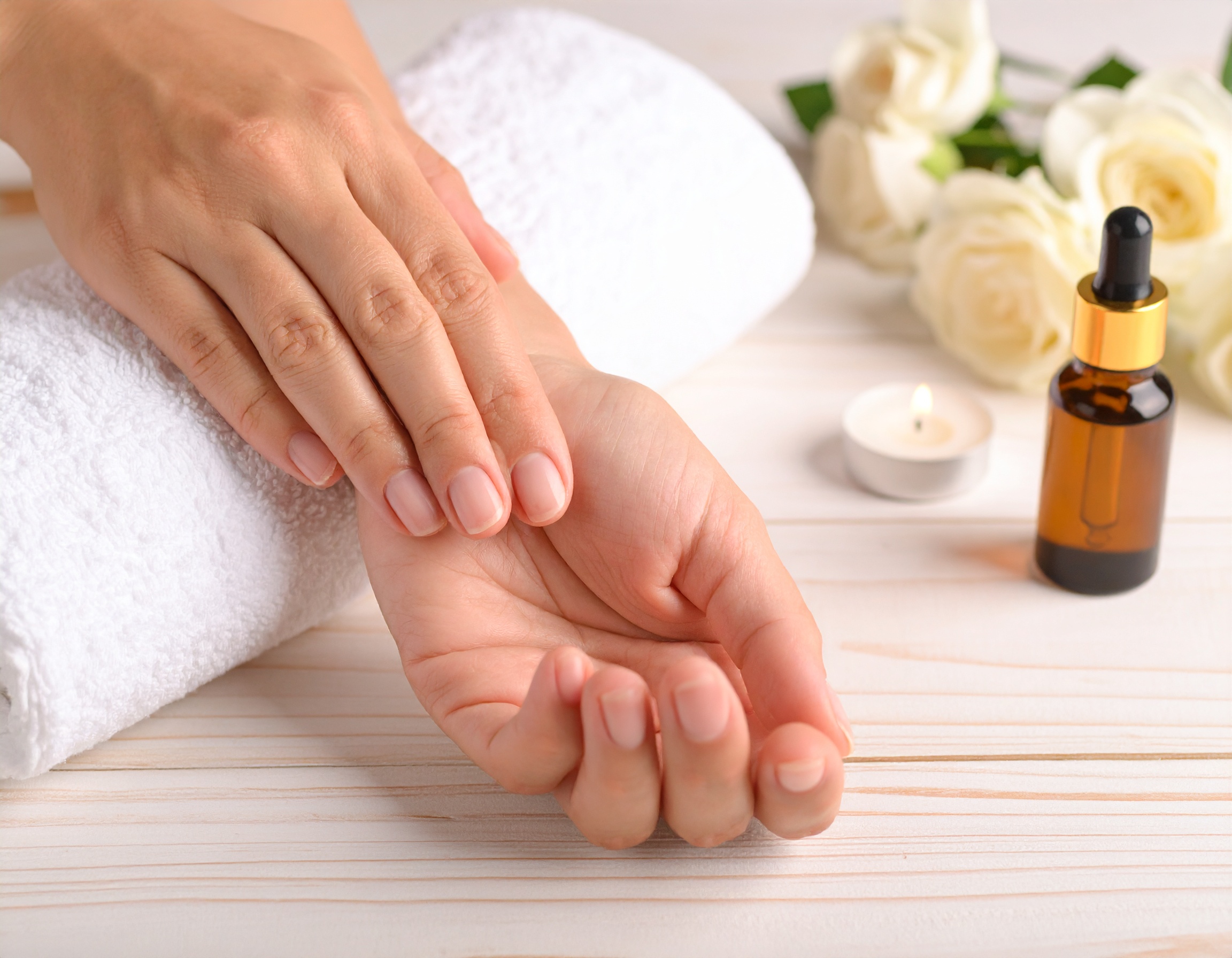Médecines complémentaires Soins des mains avec huile et bougie relaxante.