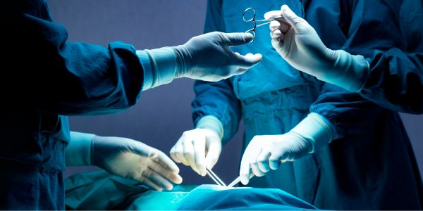 Équipe chirurgicale en pleine opération.