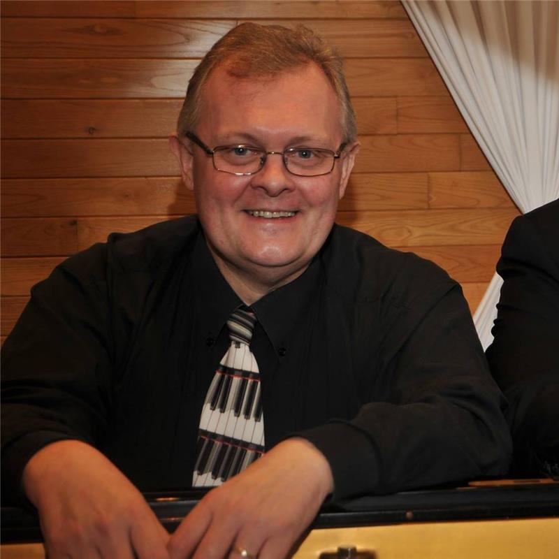 Firefly_Homme d’âge moyen, caucasien, cheveux gris courts et barbe, portant un t-shirt blanc, 214874