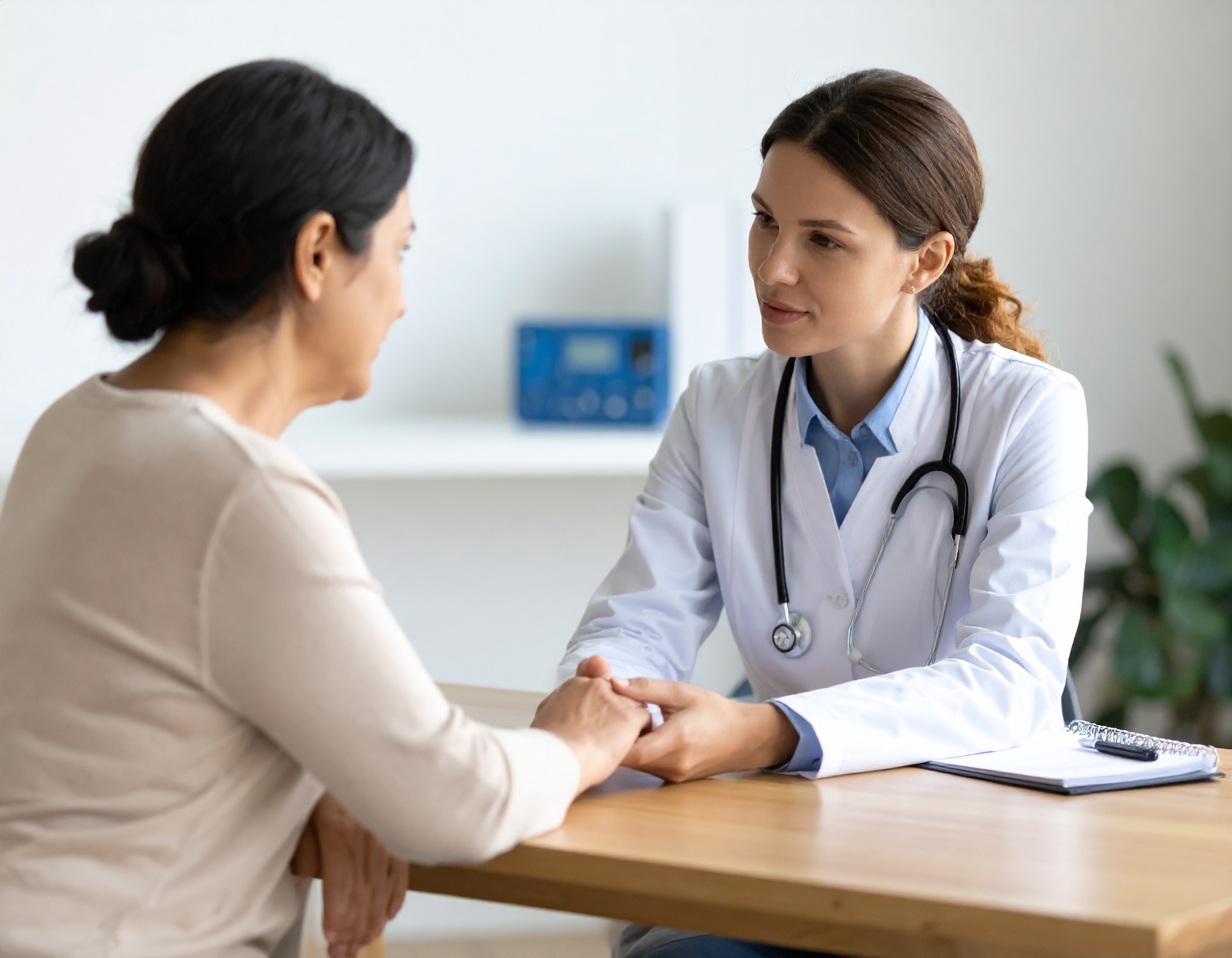 Firefly_Médecin palpant la base du pouce d’une patiente assise. Expression attentive du prati 474489 Consultation attentive entre médecin et patient