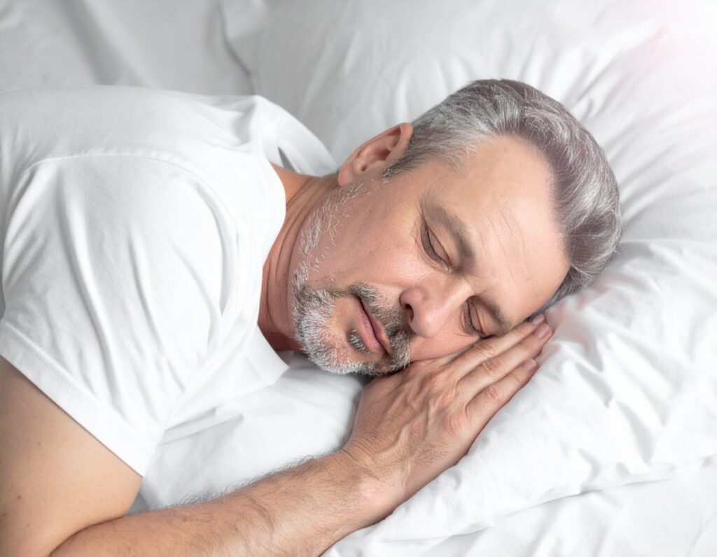 homme endormi, 50 ans . 522569 Homme âgé dormant paisiblement sur un oreiller