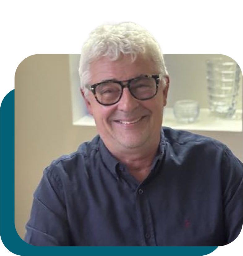 IMG Det 3 Homme souriant avec des lunettes, intérieur lumineux.