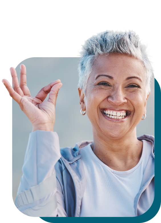 IMG Det Femme souriante en extérieur faisant un geste amical.