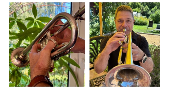 Firefly_Plan rapproché dans un salon épuré baigné d’une lumière douce bleutée. Une femme de 4 607758 Femme se tenant le poignet, douleur apparente.