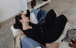 Femme se reposant sur un fauteuil confortable