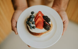 Dessert avec des fruits frais sur une assiette.
