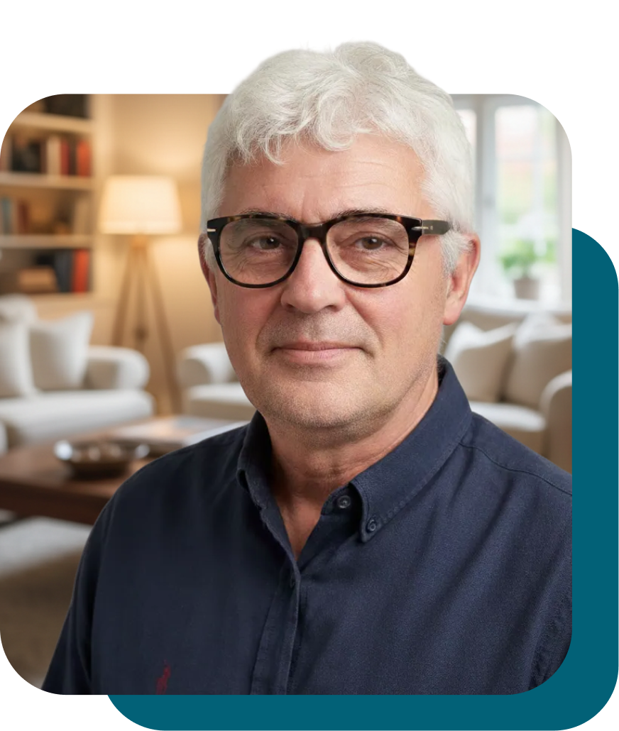 IMG Det-1 Homme souriant, lunettes, devant un intérieur accueillant.