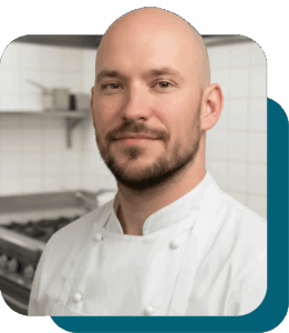 IMG Det- Benjamin Chef cuisinier souriant dans une cuisine moderne.