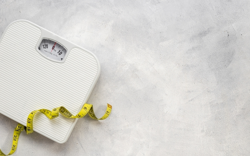 Balance blanche avec mètre ruban jaune