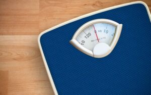 Balance de poids sur un sol en bois