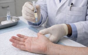 Injection médicale dans une main humaine
