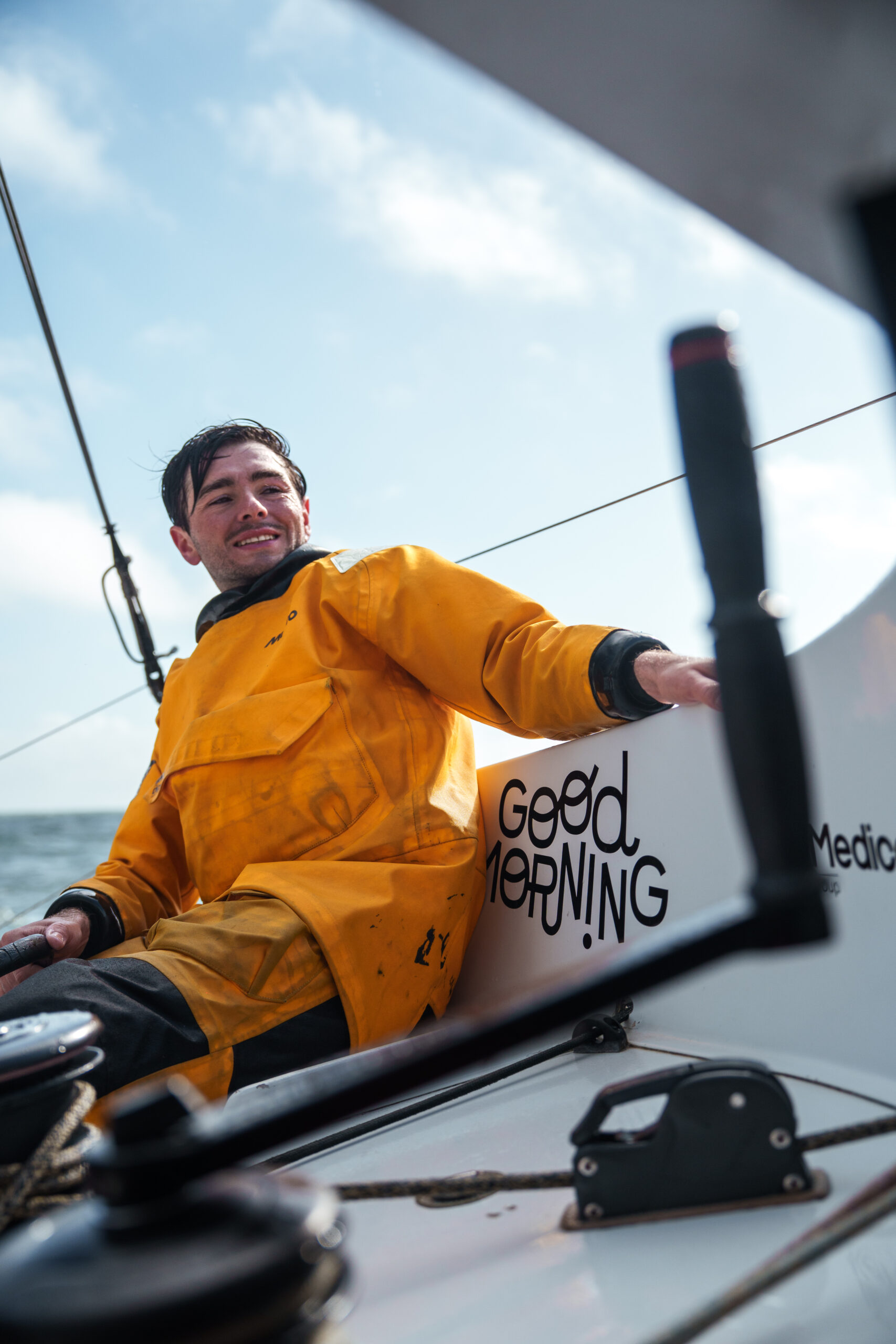 Homme en tenue de pêche sur un bateau.