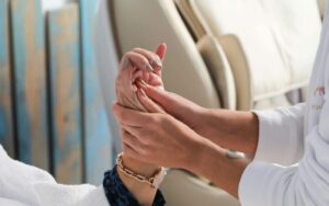 Massage des mains relaxant en salon de beauté.