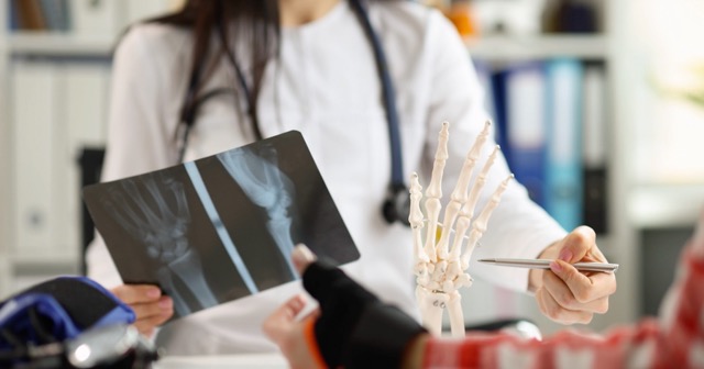 Screenshot Médecin examinant une radiographie du poignet.